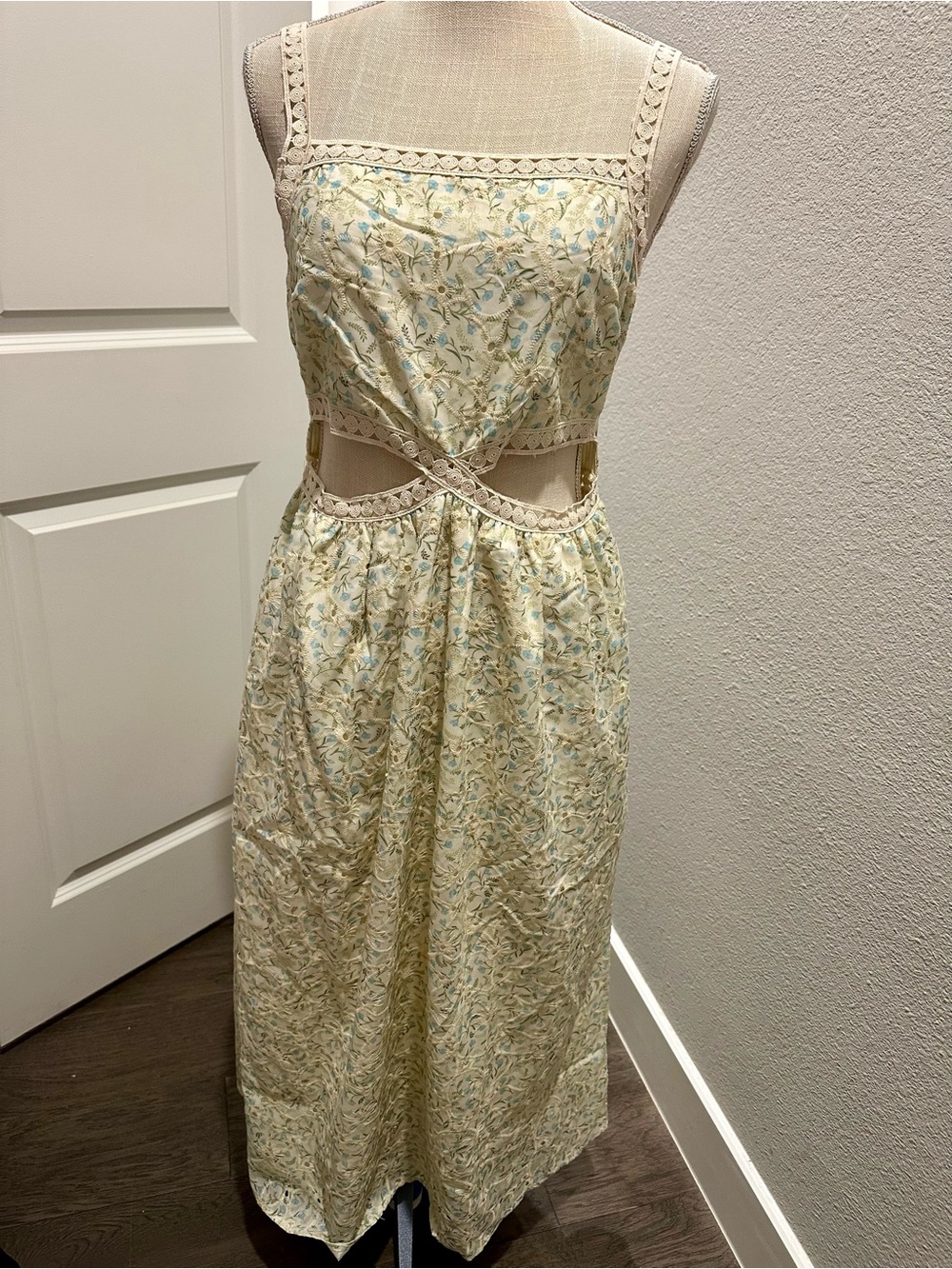 Just Me Sleeveless Floral Cutout Midi Dress in Light Yellow